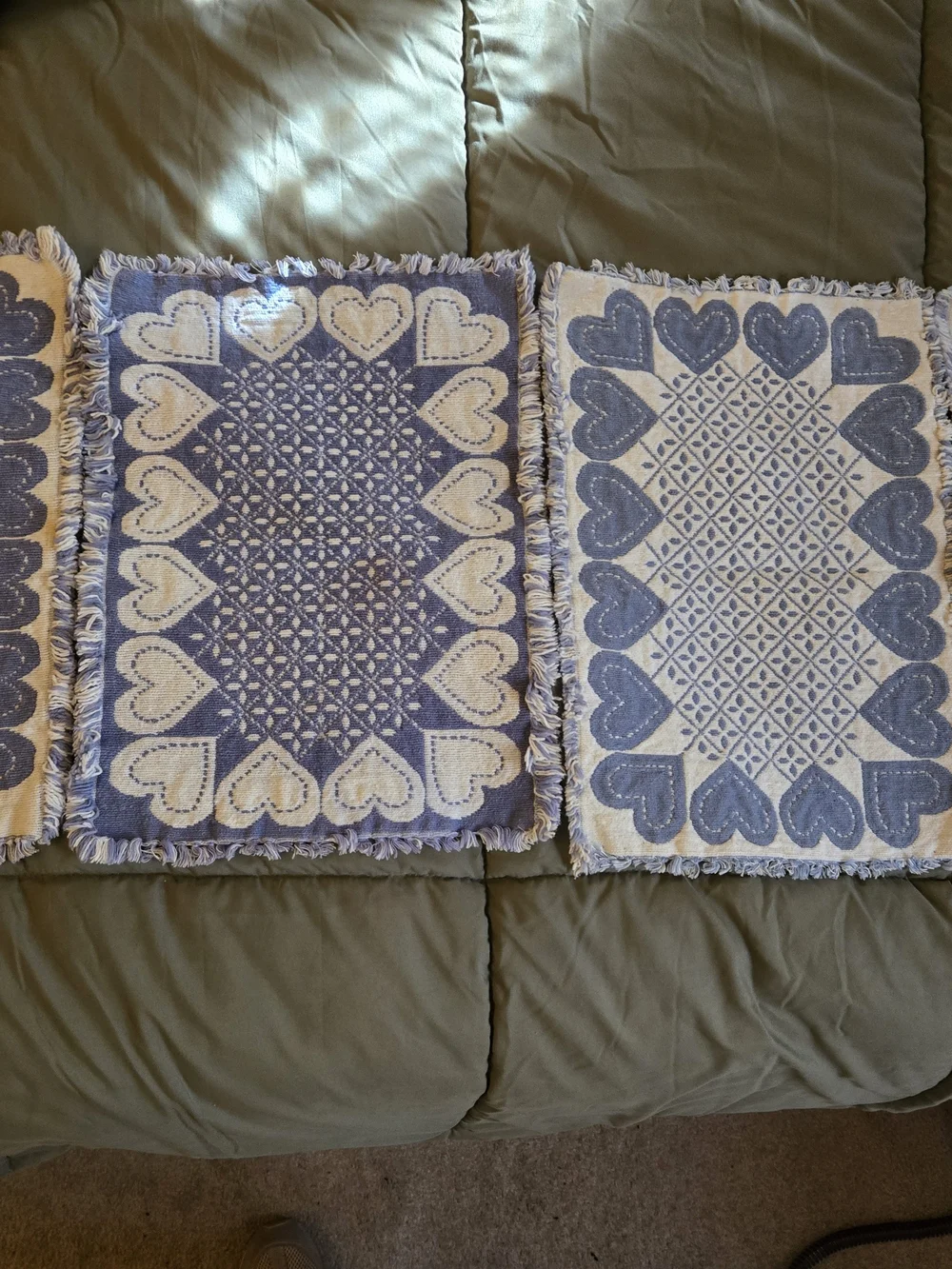 Set of 4  Blue and Cream COUNTRY Heart Pattern Accent Placemats & Table Runner